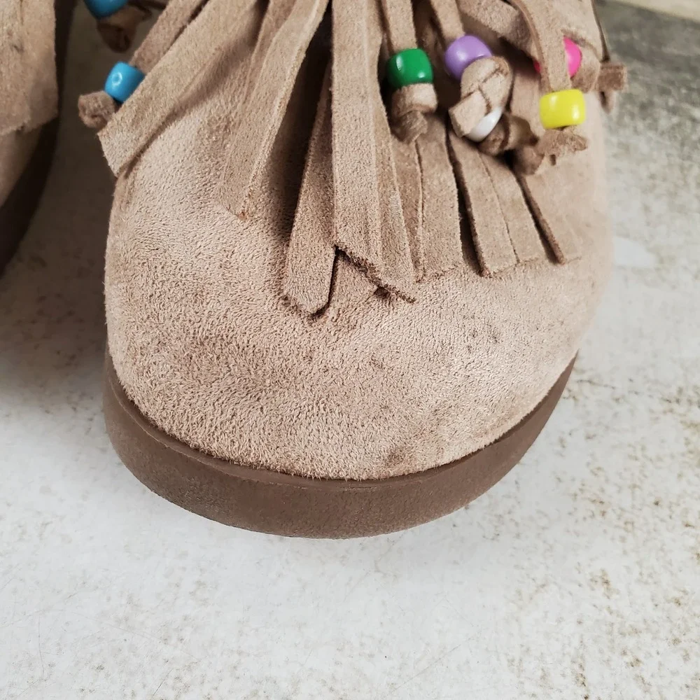 Steve Madden TREAT Kids Clogs Sz 4 M Taupe‎ Suede Beaded Fringe Buckle Strap